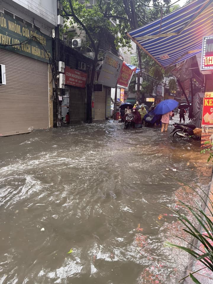 Mua lon khien nhieu tuyen pho Ha Noi ngap sau trong bien nuoc-Hinh-10