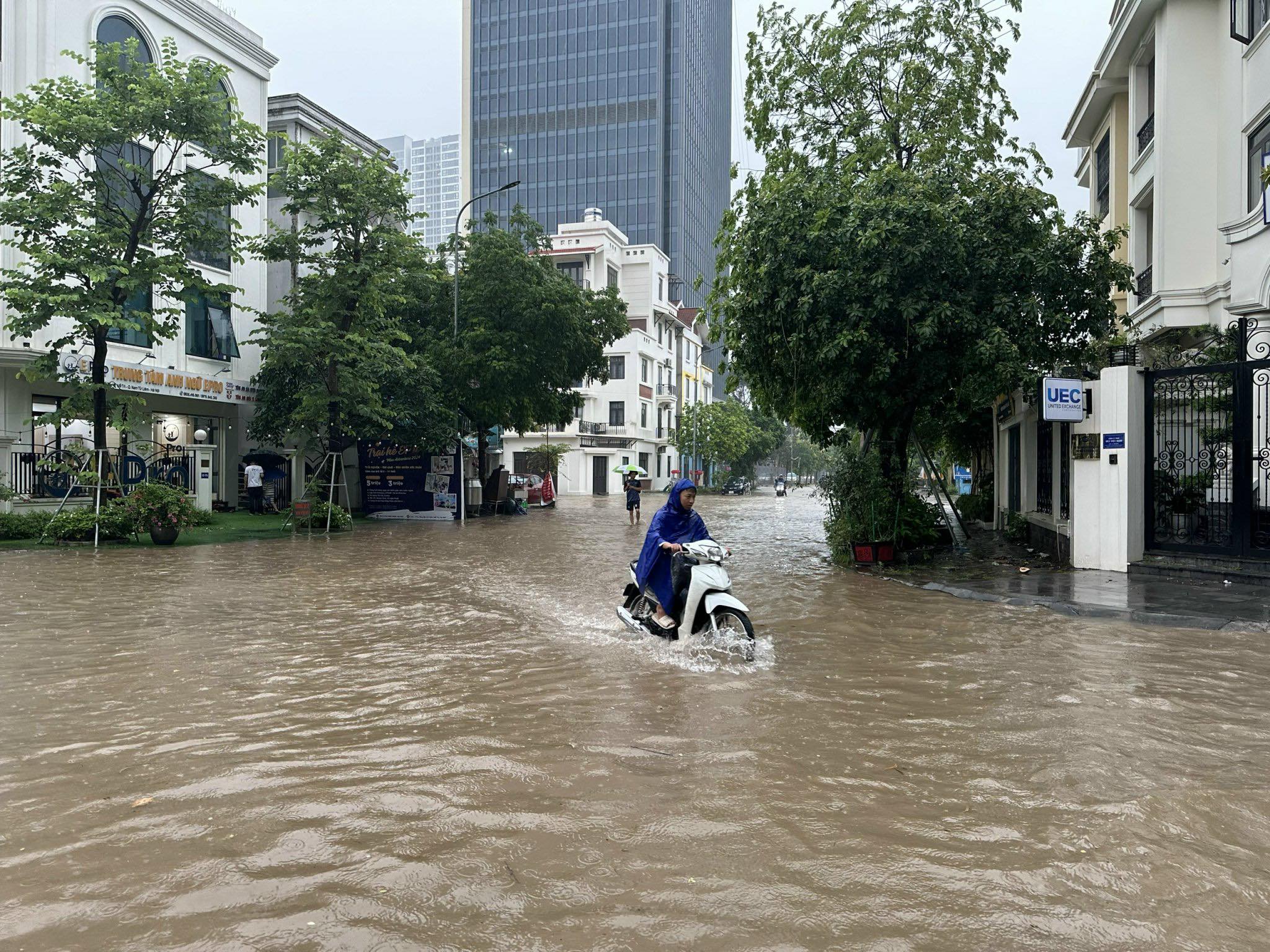 Mua lon khien nhieu tuyen pho Ha Noi ngap sau trong bien nuoc-Hinh-7