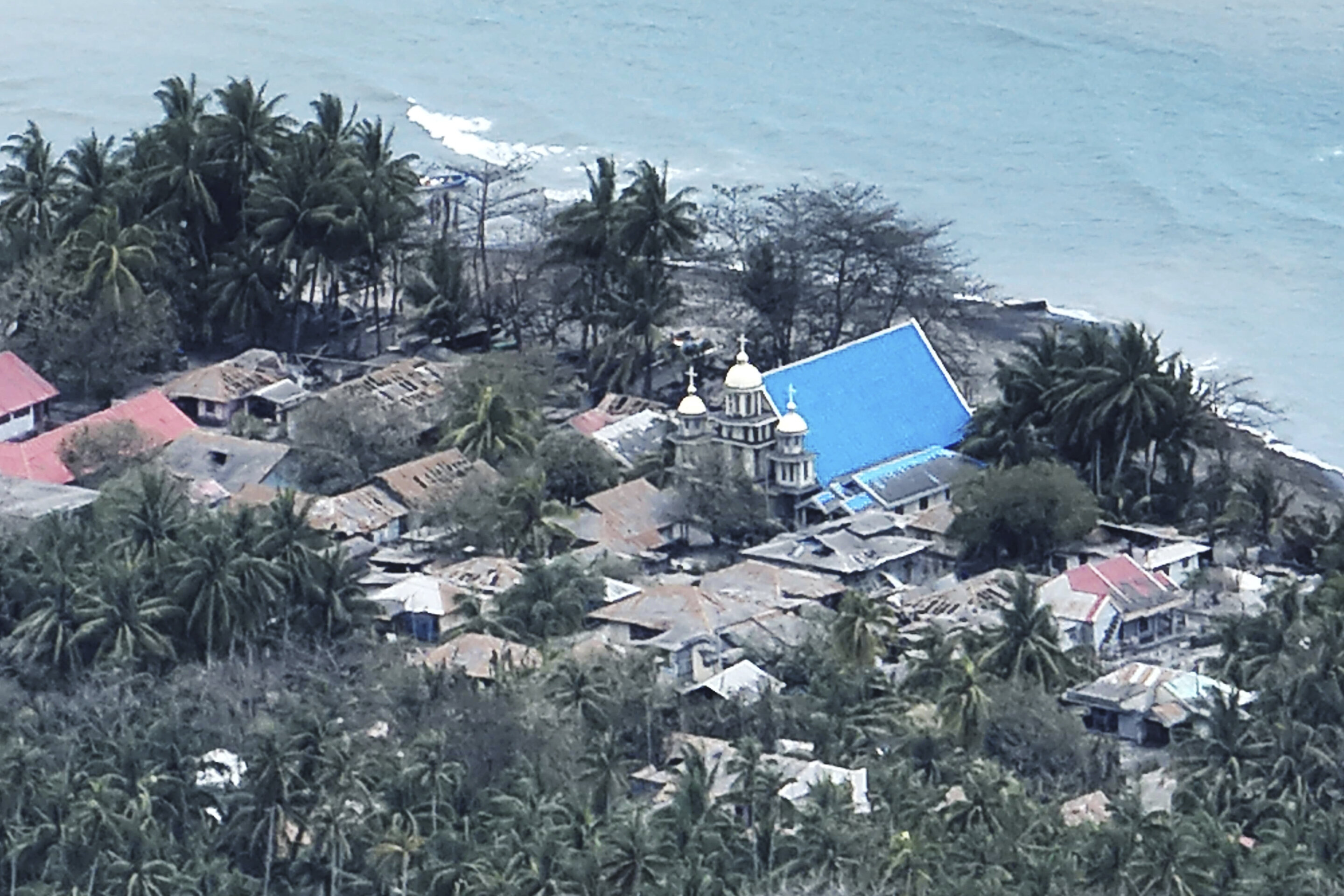 Một phần ngôi làng trên đảo Tagulandang bị bao phủ bởi tro bụi từ vụ phun trào của Núi Ruang ở đảo Sulawesi, Indonesia hôm 19/4 (ảnh Cơ quan Tìm kiếm Cứu nạn Quốc gia)