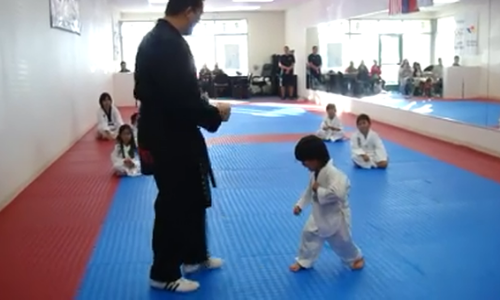 Võ sĩ Taekwondo nhí dễ thương không chịu nổi