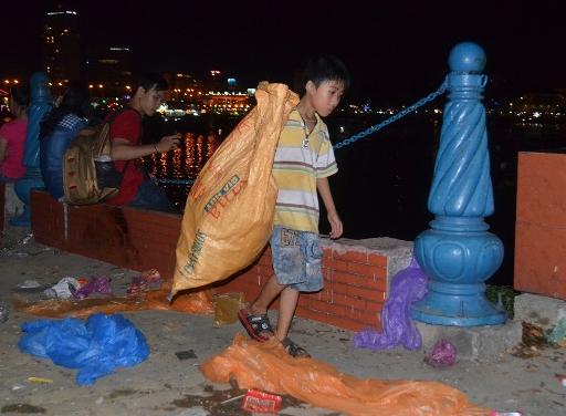 Bao lớn, nhỏ ve chai sau “tiệc” pháo hoa Đà Nẵng