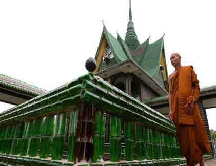 Độc đáo ngôi chùa làm bằng...vỏ chai