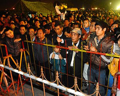 Ngã, ngất, cướp... trong đêm khai ấn đền Trần