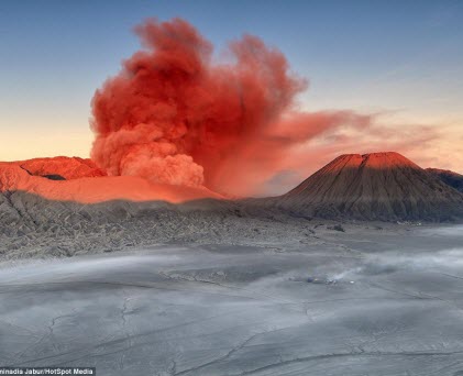 Chiêm ngưỡng cảnh núi lửa hùng vĩ ở Indonesia