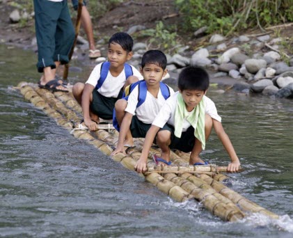 Cận cảnh học sinh Philippines vượt sông tới trường