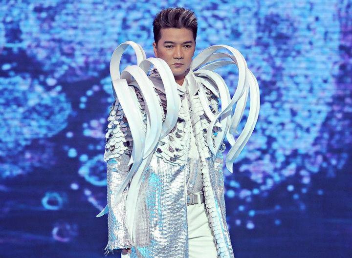 Mr Đàm lại trổ tài catwalk trong Đẹp Fashion Show 11