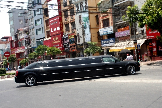 Bắt gặp hàng hiếm Chrysler 300C Limousine lướt trên phố Hà Nội