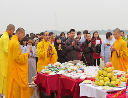 Chùm ảnh: Phật tử Thủ đô cầu an, phóng sinh đầu xuân