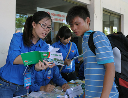 Ảnh đẹp: Sinh viên tình nguyện tiếp sức mùa thi