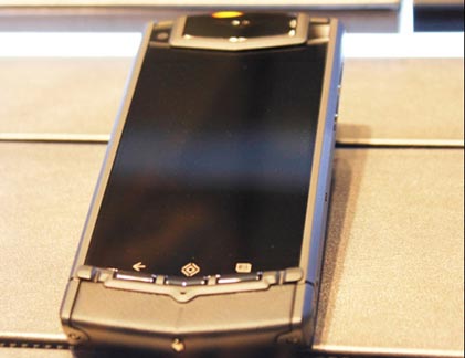 Cận cảnh “dế khủng” Vertu Ti 220 triệu tại VN