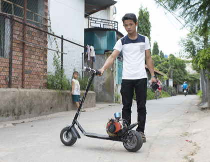 Xe scooter gắn động cơ... máy cắt cỏ cực độc của VN