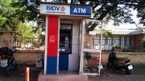 Thảm cảnh ATM bong tróc, hư hỏng ở Hà Nội