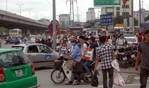 Cảnh “bát nháo” trước cửa bến xe Mỹ Đình