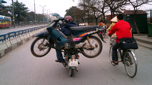 Chóng mặt với những kiểu tham gia giao thông ở Thủ đô