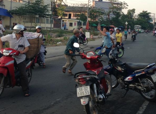 Cận cảnh liều mạng đánh nhau vì va chạm giao thông nhỏ