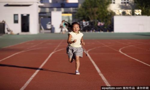 Cô bé 6 tuổi chạy 3km mỗi ngày và ước mơ vô địch Olympic