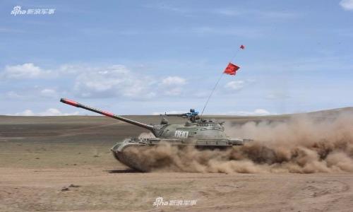 Mục kích xe tăng T-72 "quyết đấu" T-55 kiếm suất dự Tank biathlon