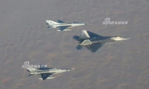 Choáng: Tiêm kích MiG-21 Trung Quốc sát cánh cùng F-22 Mỹ