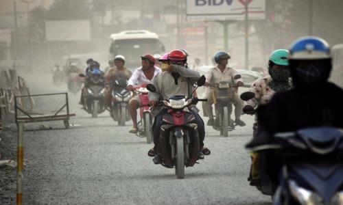 Kinh hoàng nhìn bão bụi cuồn cuộn trên đường Hà Nội