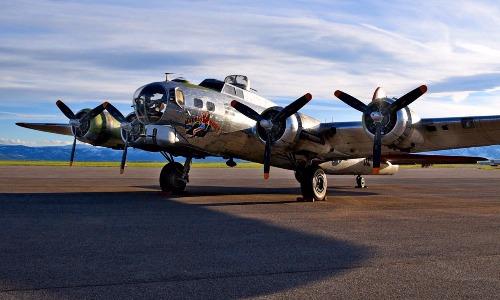 Ảnh "pháo đài bay" B-17 tái xuất trong thế giới hiện đại