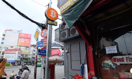 Cận cảnh máy ATM Bitcoin trong tiệm ăn ở Sài Gòn