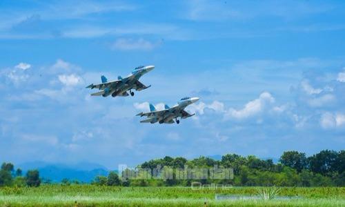 Rạo rực cảnh Su-22, Su-30 Việt Nam bắn, ném bom dữ dội