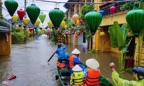 Kiếm tiền triệu mỗi ngày khi phố cổ Hội An chìm trong nước lũ