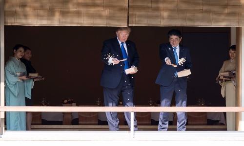 Tổng thống Trump gặp Nhật hoàng, cùng Thủ tướng Abe cho cá ăn