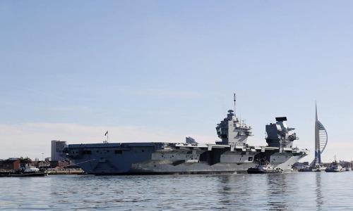 Siêu tàu sân bay HMS Queen Elizabeth mới biên chế đã thủng đáy