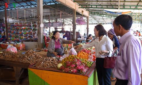 Hình ảnh bữa cơm tất niên của người Việt trên đất Lào