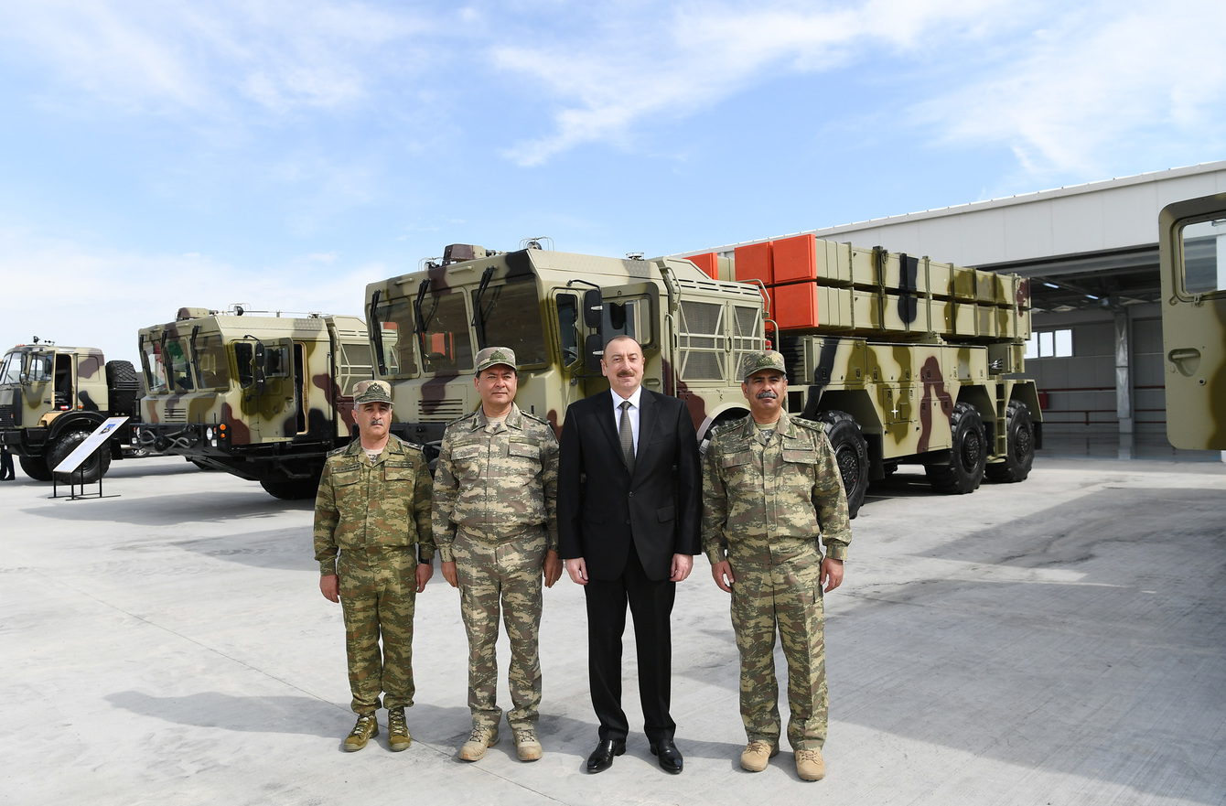 Azerbaijan khoe một lúc hai tên lửa tấn công cực "khủng"