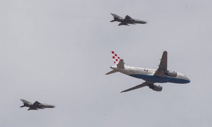 MiG-21 Croatia hộ tống chuyên cơ chở Á quân World Cup 2018