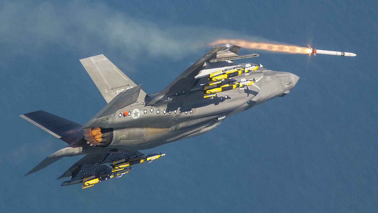 Kinh ngạc sức mạnh máy bay F-35 khi không tàng hình