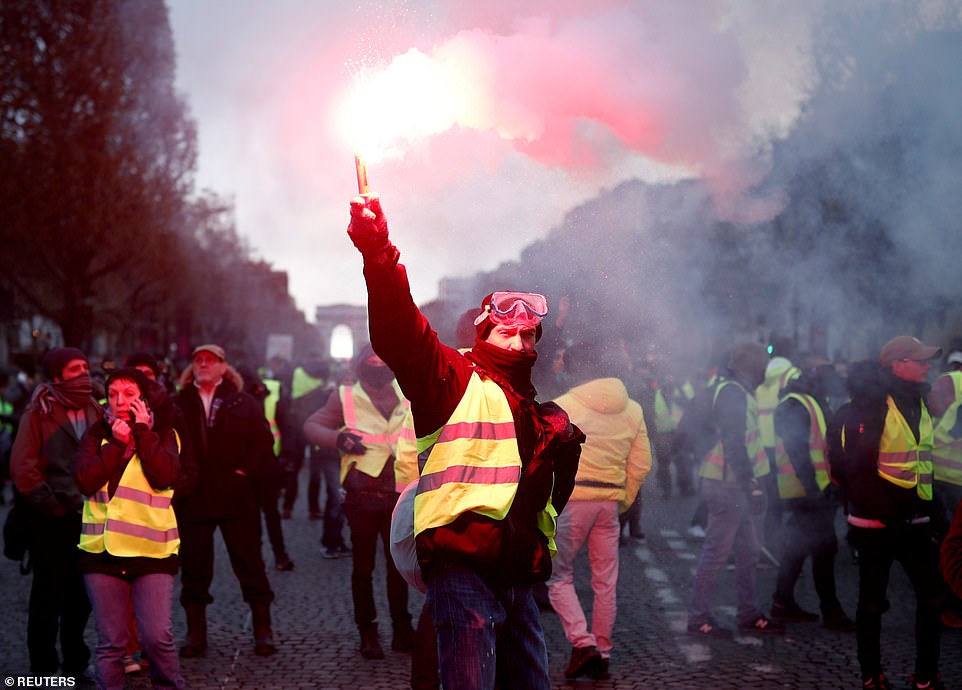 Biểu tình hỗn loạn ở thủ đô Paris: Tổng thống Macron phản ứng gay gắt