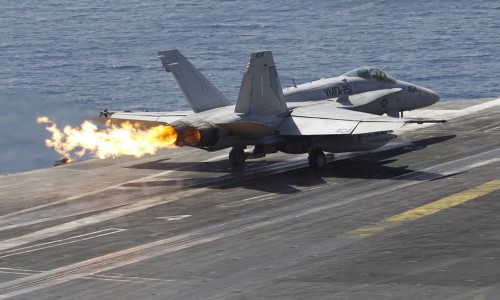 Tiêm kích F/A-18 của Mỹ lại đâm nhau giữa trời