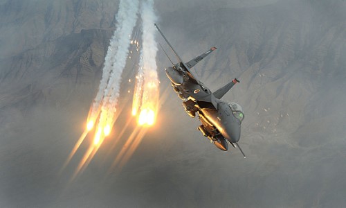 F-15 Mỹ bỗng nhiên vứt sạch tên lửa giữa trời: Bí ẩn lý do!