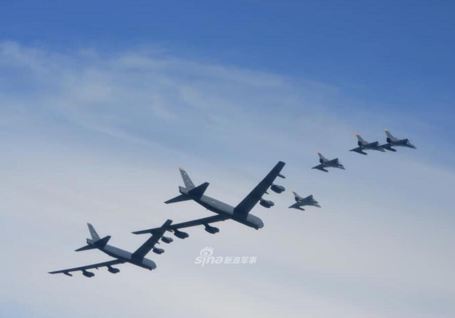 B-52 bay lượn ở triển lãm hàng không Colombia, Venezuela có lo lắng?