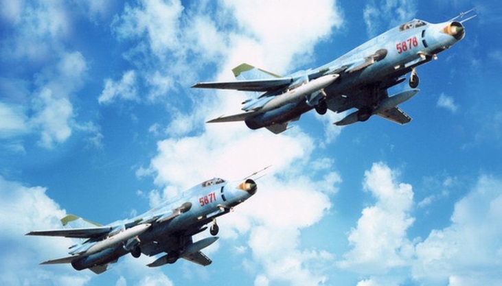 Ảnh hiếm: Su-22M4 Việt Nam tuần tra phòng không với tên lửa R-60