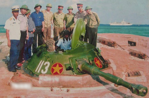 Xe tăng lội nước PT-76 Việt Nam hóa "lô cốt" bảo vệ biển đảo thiêng liêng