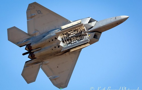 F-22 của Mỹ khoe khoang chứa cực "khủng", mang được những loại vũ khí gì?