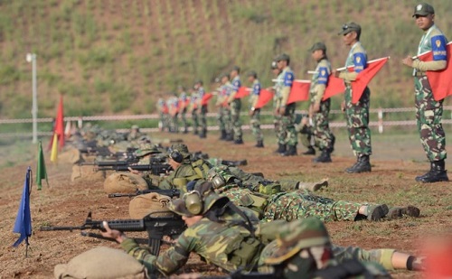 Sĩ quan Việt Nam "so găng" xạ thủ súng quân dụng ở Indonesia 