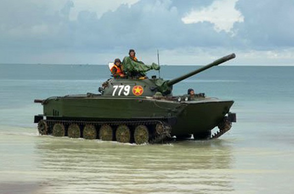 Xe tăng lội nước PT-76 của Việt Nam có thể bơi lùi, nhưng bằng cách nào?