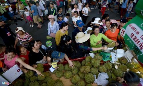 Tranh mua mua sầu riêng, vải ở chợ trái cây Sài Gòn