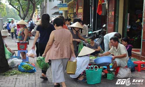 Xe biển xanh, hàng quán vẫn “cướp” vỉa hè ở trung tâm Sài Gòn