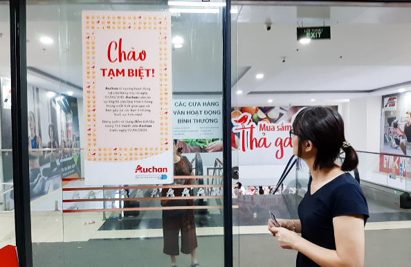 Chen lấn "vét" hàng giảm giá 50% trước ngày Auchan đóng cửa