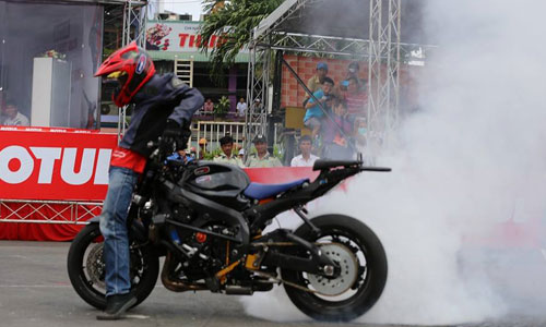 Làm xiếc với môtô tại Motul Stunt Fest 2015