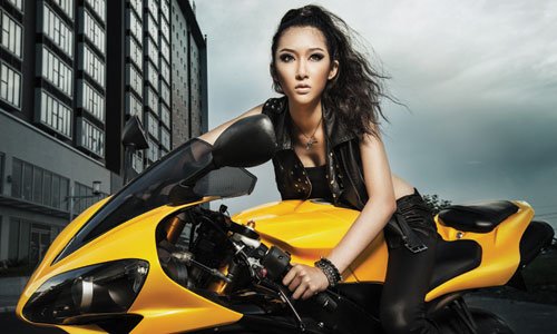 Mẫu Việt hút hồn bikers khi sánh đôi cùng superbike YZF-R1