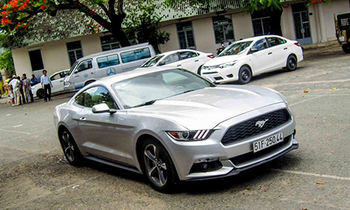 “Chiến mã” cơ bắp Ford Mustang 2015 lăn bánh trên phố Việt