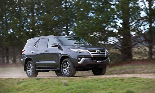 Toyota Fortuner 2016 có giá từ 700 triệu đồng với 5 phiên bản