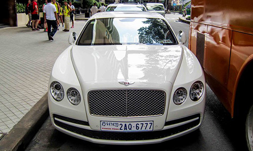 Bentley siêu sang của đại gia Campuchia lăn bánh trên phố Việt